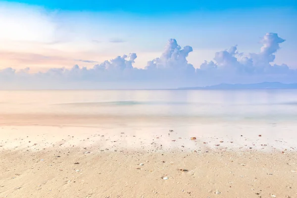 Belo nascer do sol colorido na praia calma — Fotografia de Stock