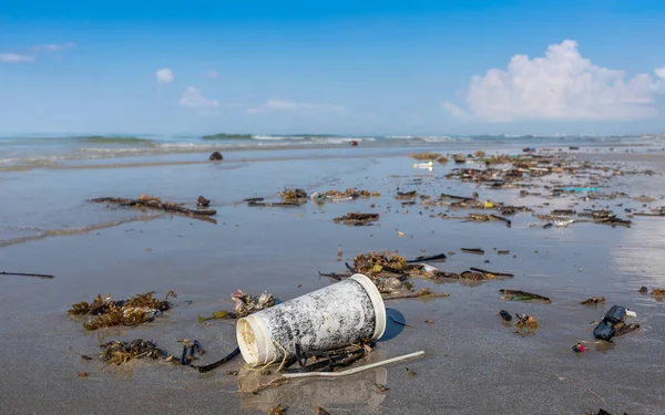 Smutsig strand eller spillt skräp på stranden — Stockfoto