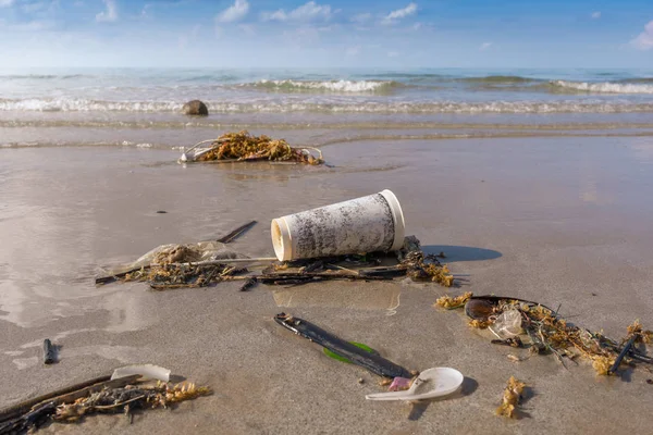 Schmutziger Strand oder verschütteter Müll am Strand — Stockfoto