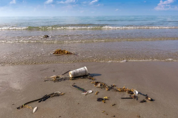 Smutsig strand eller spillt skräp på stranden — Stockfoto