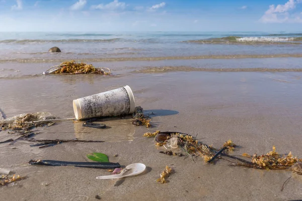Plage sale ou ordures déversées sur la plage — Photo
