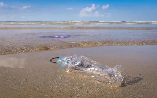 Plastikowa butelka lub śmieci na plaży — Zdjęcie stockowe