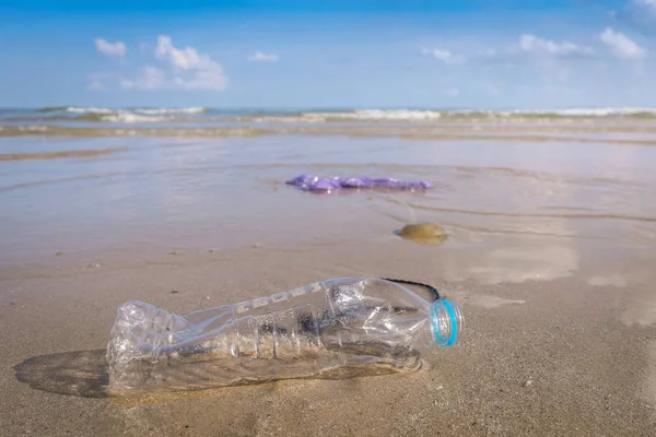 Plastflaska eller skräp på stranden — Stockfoto