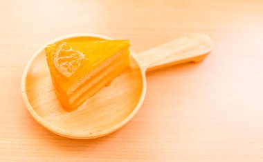 Tahta tabakta portakallı tatlı, seçici odaklı.