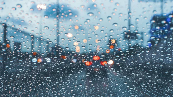 風の盾に雨の季節に雨の降る渋滞の大都市道路で車を運転し — ストック写真