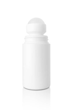 Deodorant ürün tasarımı için beyaz ambalaj şişesi kırpma yolu ile beyaz arka planda izole edilmiş model.
