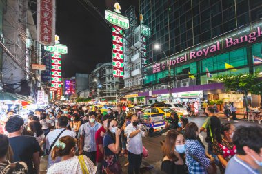BANGKOK, THAILANDAN 01.2020: Tayland hükümetinin Covid 19 sokağa çıkma yasağı komutasından sonra geceleyin Bangkok Çin şehir sokaklarında ya da Yaowarat yolunda yürüyen çok sayıda insan var