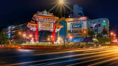 BANGKOK Çin Mahallesi, THAILAND - 01 Ağustos 2020 Odeon Circle The Arch Gateway to Bangkok China Town veya Yaowarat Sirki 'nin Yaowarat Yolu ile bir geçmişi var. Gece vakti Bangkok, Tayland 'ın simgesi