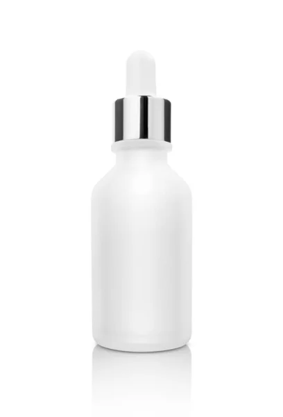 化粧品のデザインのための準備ができてクリッピングパスと白の背景に隔離された白いガラスドロッパー血清ボトルをブランク包装 Mokup — ストック写真
