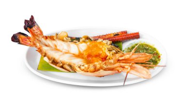 Beyaz arka planda izole edilmiş baharatlı deniz ürünleri soslu büyük karides barbeküsü, lüks, geleneksel Tayland yemekleri. 