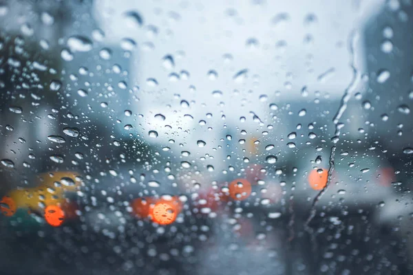 雨期の交通渋滞や風除けの雨が降る雨の中で車を運転 — ストック写真