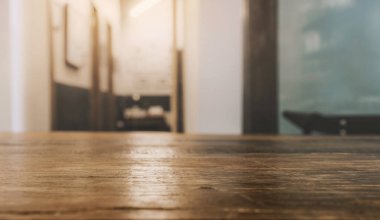 Montaj ürünü görüntüsü veya tasarım anahtarı görsel düzeni için pencereden seçici odaklanma ve güneş ışığına sahip tahta masa üstü