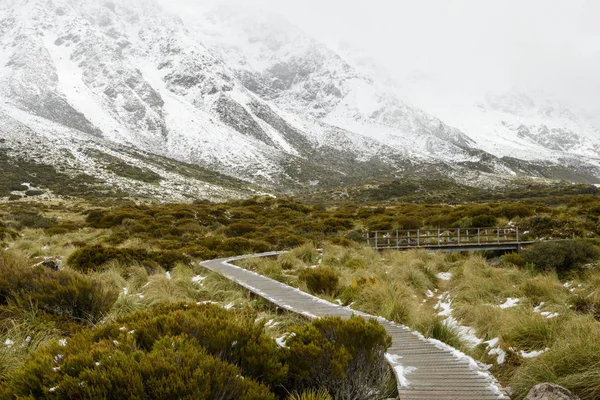 Hanging wooden pathway protects mountain ecosystem at Hooker Valley Track — Stock Photo, Image