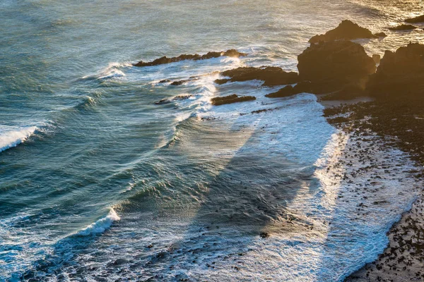 Coucher de soleil sur les vagues de l'océan Pacifique à Nugget Point — Photo