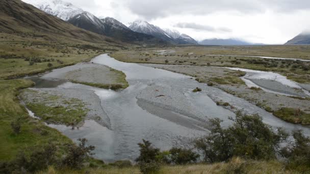 Rio Tasman e paisagem nebulosa deprimente perto de Mount Cook, Nova Zelândia — Vídeo de Stock