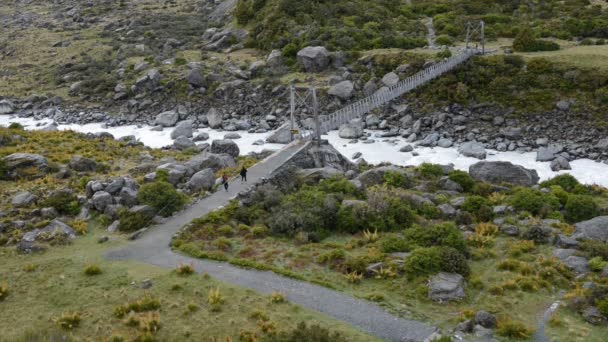 Hängande bron över highland flod på Hooker Valley Track — Stockvideo
