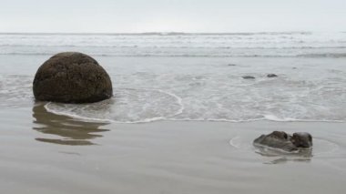 Pasifik Okyanusu dalgaları Moeraki boulders