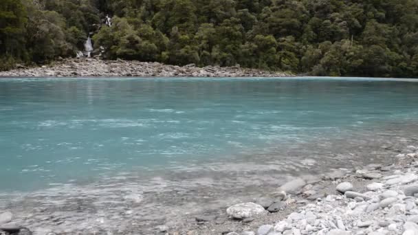Türkizkék víz és a vízesés a tomboló Billy Falls, Új-Zéland — Stock videók