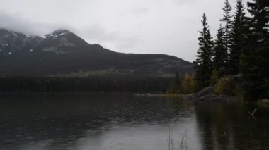 Yağmurlu sabah yakın piramit göl Kanada Rocky Dağları