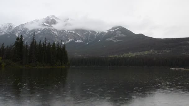 Mañana lluviosa cerca del lago Pirámide en las Montañas Rocosas Canadienses — Vídeos de Stock