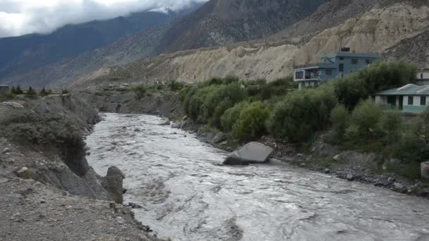 Volledig-stromen berg Nepal rivier — Stockvideo