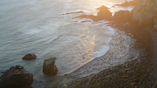 Під час заходу сонця видом на Тихий океан хвилі в момент самородок — стокове відео