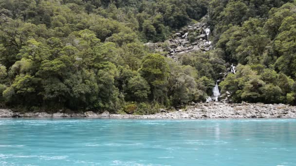 Türkizkék víz és a vízesés a tomboló Billy Falls, Új-Zéland — Stock videók