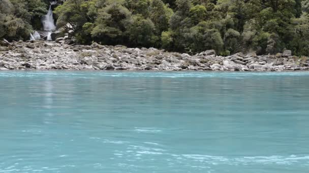 Turkoois water en watervallen van Roaring Billy Falls, Nieuw-Zeeland — Stockvideo