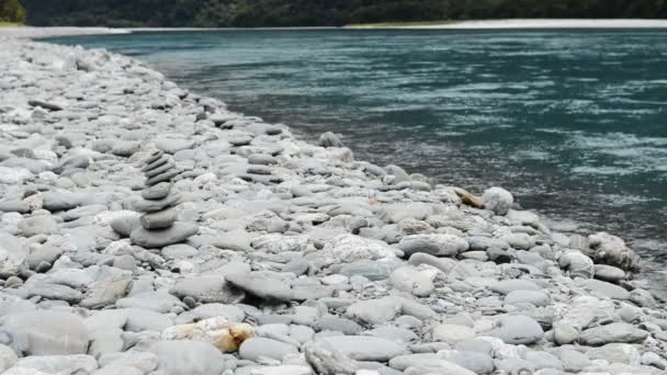 Pirámide de piedra y agua turquesa cerca de Roaring Billy Falls, Nueva Zelanda — Vídeos de Stock