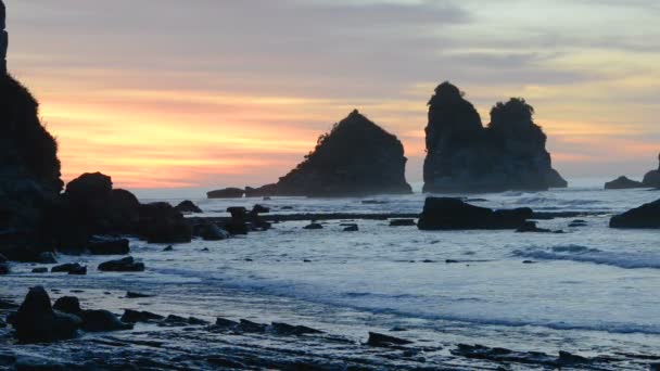 Kleurrijke prachtige zonsondergang over de Tasman Sea Coast — Stockvideo