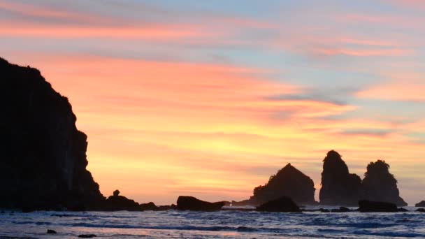 Coucher de soleil magnifique coloré sur la côte de la mer de Tasman — Video