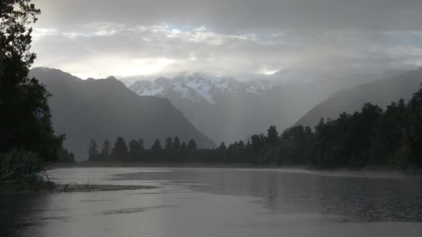 A chuva e os raios brilhantes do sol da manhã sobre o lago Matheson — Vídeo de Stock