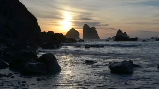 Kleurrijke prachtige zonsondergang over de Tasman Sea Coast — Stockvideo