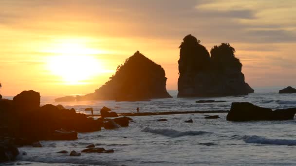 Warna indah matahari terbenam di atas pantai Laut Tasman — Stok Video