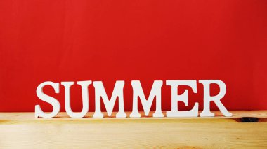 Yaz alfabesi harfi kırmızı zemin üzerine