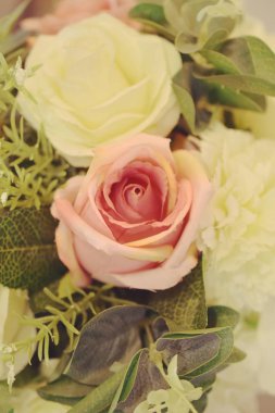 güzel pembe ve beyaz güller çiçek buketi