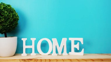 ev alfabesi harfi alanı kopyası üzerinde mavi arka plan ile