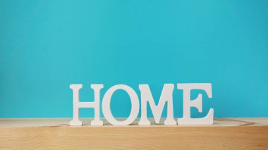 ev alfabesi harfi alanı kopyası üzerinde mavi arka plan ile