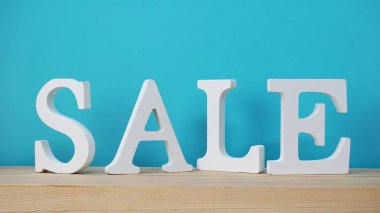 Satılık alfabesi harfi alanı kopyası üzerinde mavi arka plan ile