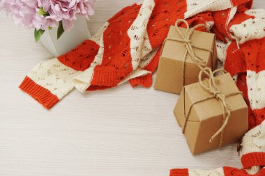 Tahta arka planda kurdeleli hediye kutusu