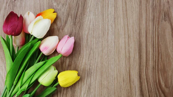 Tulpe Blumen Strauß Mit Raum Kopie Auf Holz Hintergrund — Stockfoto