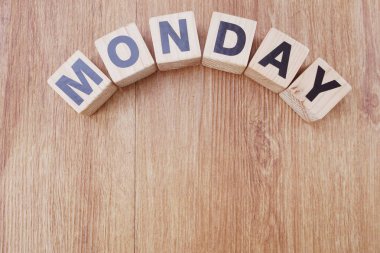 Pazartesi Ahşap ahşap arka plan alfabesine mektup