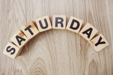 satureday alfabesi harfi ile ahşap arka plan üzerinde yer