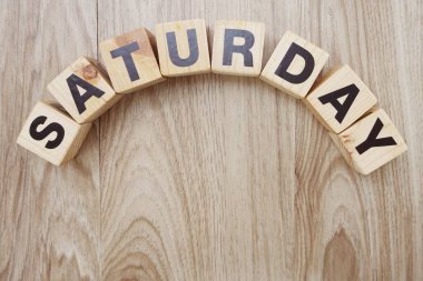 satureday alfabesi harfi ile ahşap arka plan üzerinde yer