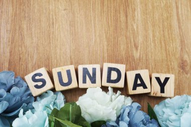 Pazar alfabesi harfleri ve lale yapay çiçekler Buket ahşap arka plan üzerinde