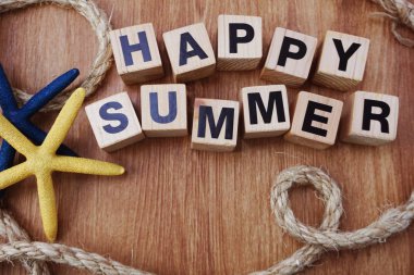 mutlu yaz alfabesinde geçerli olan harfleri ve deniz ahşap arka plan üzerinde deniz