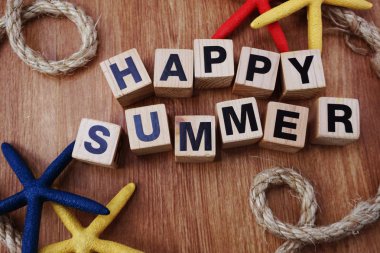 mutlu yaz alfabesi harfleri ahşap arka plan üzerinde