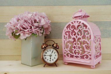  Yapay çiçek buketi ve uzay kopya ile ahşap arka plan çalar saat