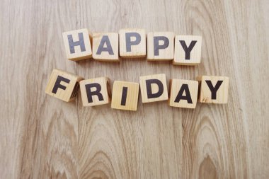 Ahşap zemin üzerine Mutlu Cuma alfabesi harfleri