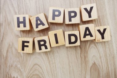  mutlu Cuma alfabesi harfi alanı kopyası üzerinde ahşap arka plan ile